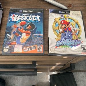 GAMECUBE WOTH 2 GAMES AND 2 CONTROLLERS